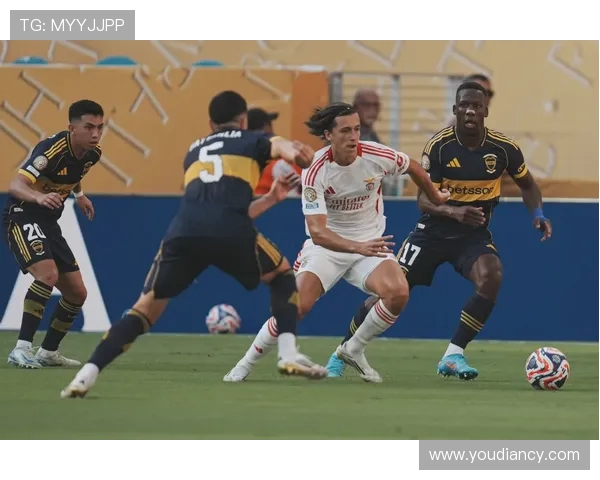 迪巴拉与帕雷德斯现身世俱杯观战本菲卡对博卡青年激战